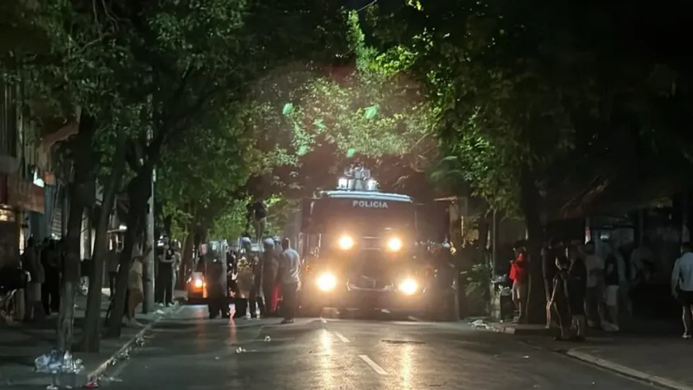 Tension dhe dhunë në protestë përpara komisariatit, policia ndërhyn me ujë