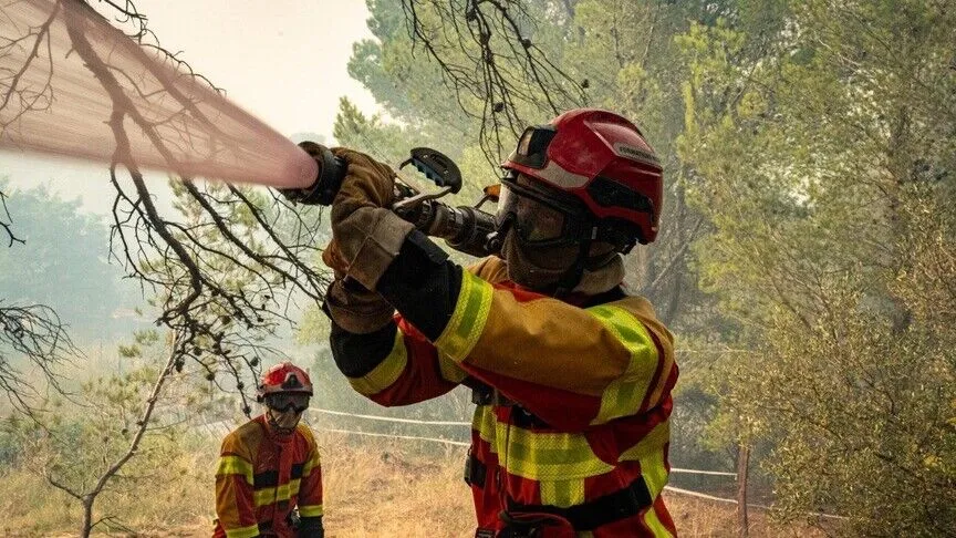 Zjarret në jug të Francës sfidojnë zjarrfikësit për shkak të nxehtësisë ekstreme dhe erërave të forta