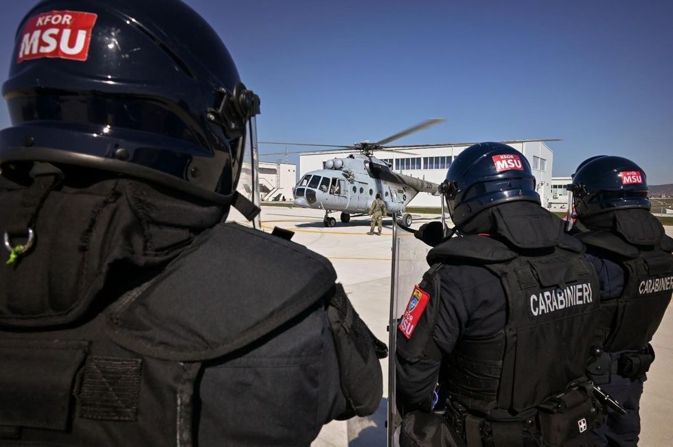 Stërvitje intensive me helikopterë e KFOR-it në Prishtinë