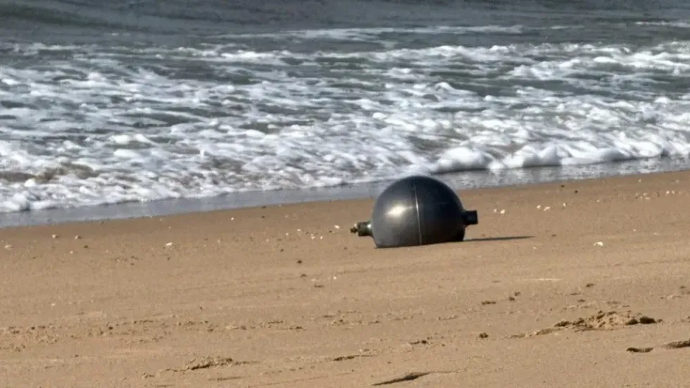 Australia heton gjashtë sfera të mëdha metalike të zbuluara në plazhin Forrest Beach në veri të Queenslandit.