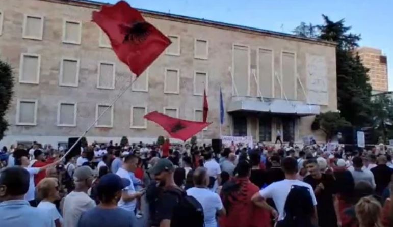 Në ditën e 36-të të protestës janë liruar protestuesit e arrestuar ditën e kaluar.