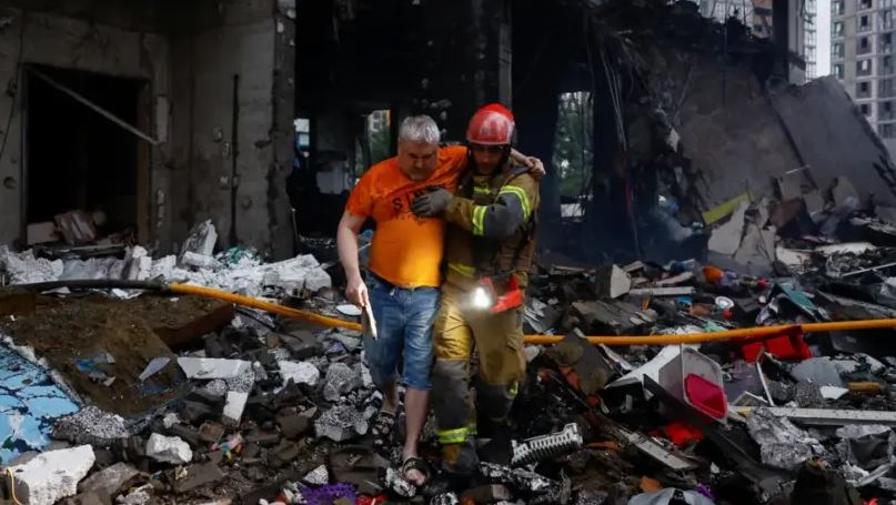 Të paktën 11 të vrarë dhe 46 të plagosur nga valë e re sulmesh ruse në Kiev, sipas administratorit ushtarak Timur Tkachenko.
