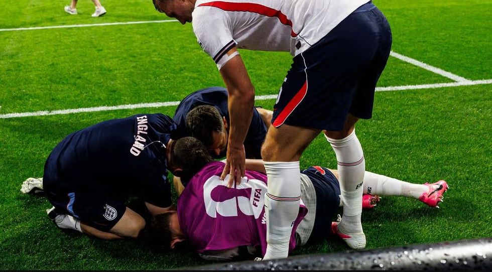 Jordan Henderson lëndoi kyçin e dorës gjatë festës pas fitores së Anglisë ndaj Meksikës dhe u dërgua në spital.