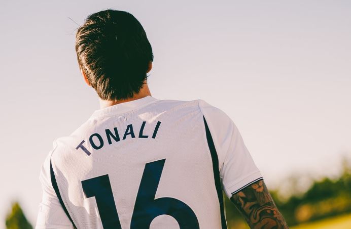 Sandro Tonali zyrtarisht transferohet te Tottenham Hotspur për 100 milionë funte, duke u bërë futbollisti italian më i shtrenjtë në histori.