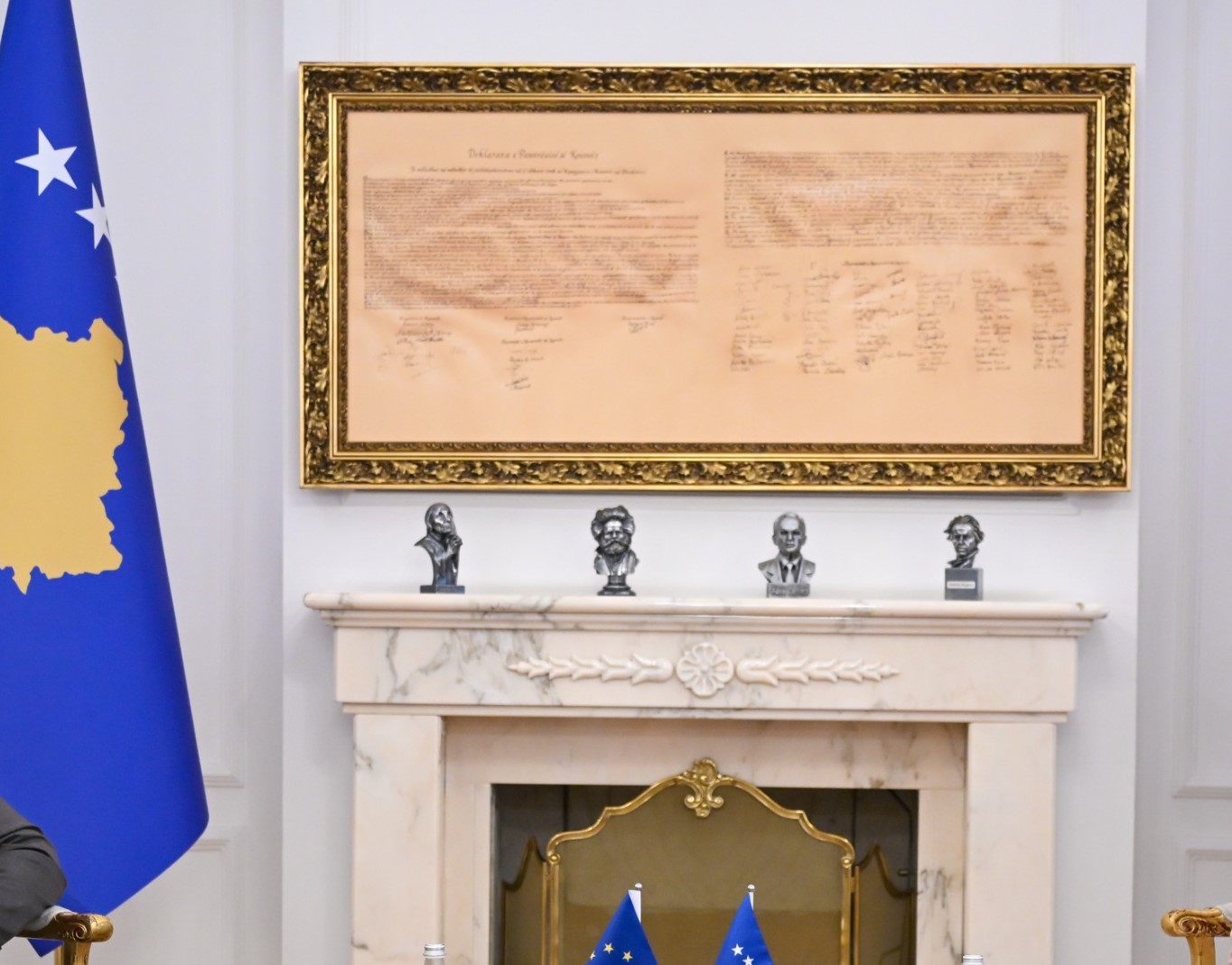 Figura e Adem Demaçit është vendosur në zyrën e Presidentit të Kosovës pranë figurave të tjera kombëtare.