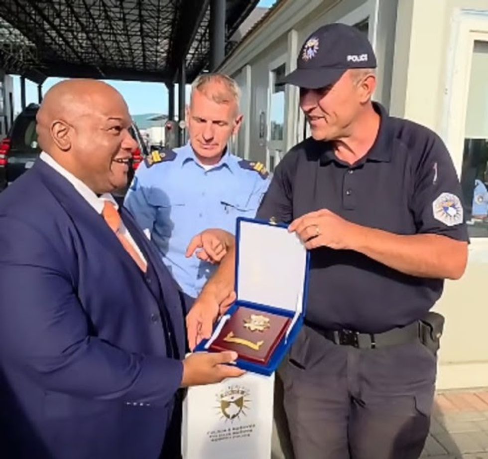 Dhurata dhe falenderime nga policët kosovarë për pastorin amerikan në Kosovë