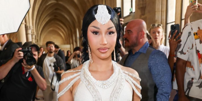 Cardi B në Paris: Ndryshimet që ndezën dyshimet për ndërhyrje plastike