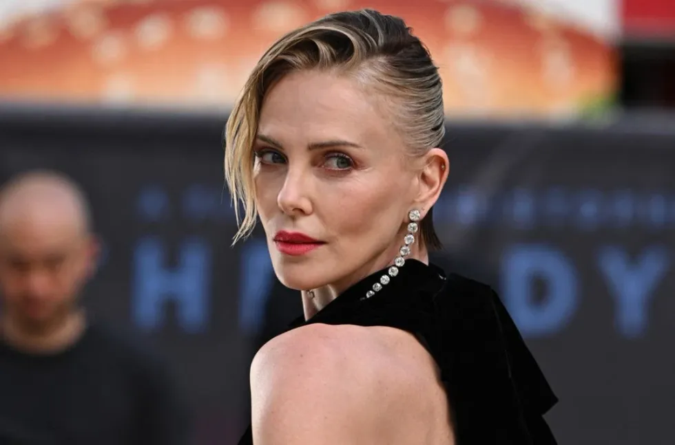 Charlize Theron ndez rrjetet me guximin dhe vetëbesimin e saj në moshën 50-vjeçare