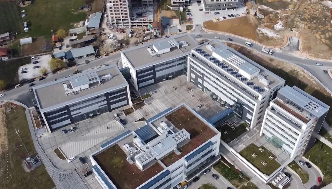 Temperaturat e larta sfidojnë Pallatin e Drejtësisë, masa për mbrojtjen e stafit