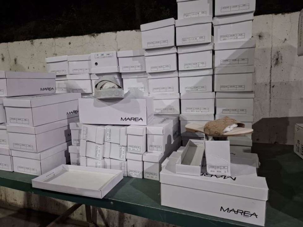 Dogana e Kosovës ndalon këpucë të dyshuara për shkelje të pronësisë intelektuale në Han të Elezit