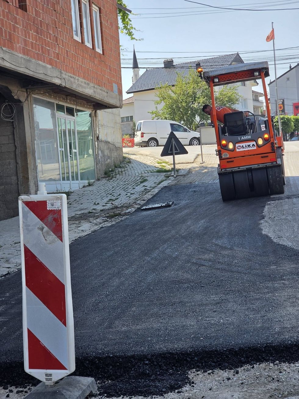 Rruga “Tafil Zyberaj” në Rahovec bllokohet, qytetarët paralajmërohen për rreziqet