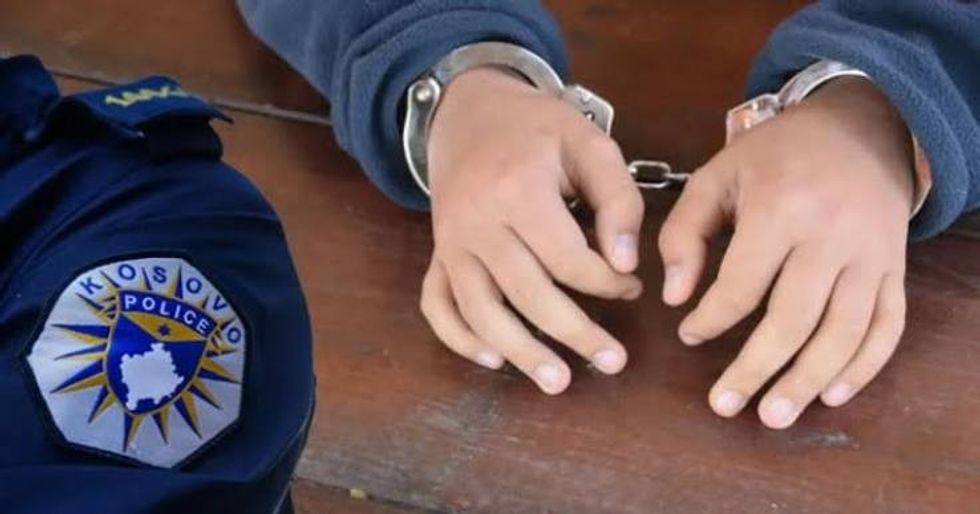 Një 16-vjeçar shtetas i Sllovakisë u arrestua në Ferizaj për kanosje me armë dhe u dërgua në mbajtje.