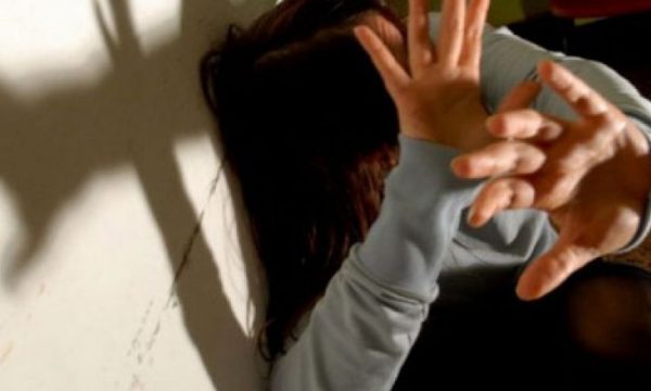 Sulm i papritur në lokal, hetimet për dhunë në familje në Prishtinë vazhdojnë