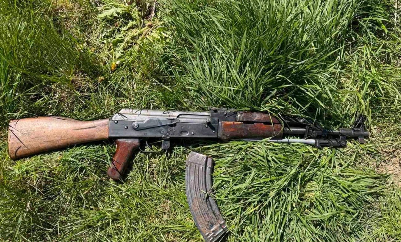 Policia e Kosovës ka gjetur municion dhe armë në një shtëpi të pabanuar në fshatin Lucka Reka, Zubin Potok, pa arrestime.