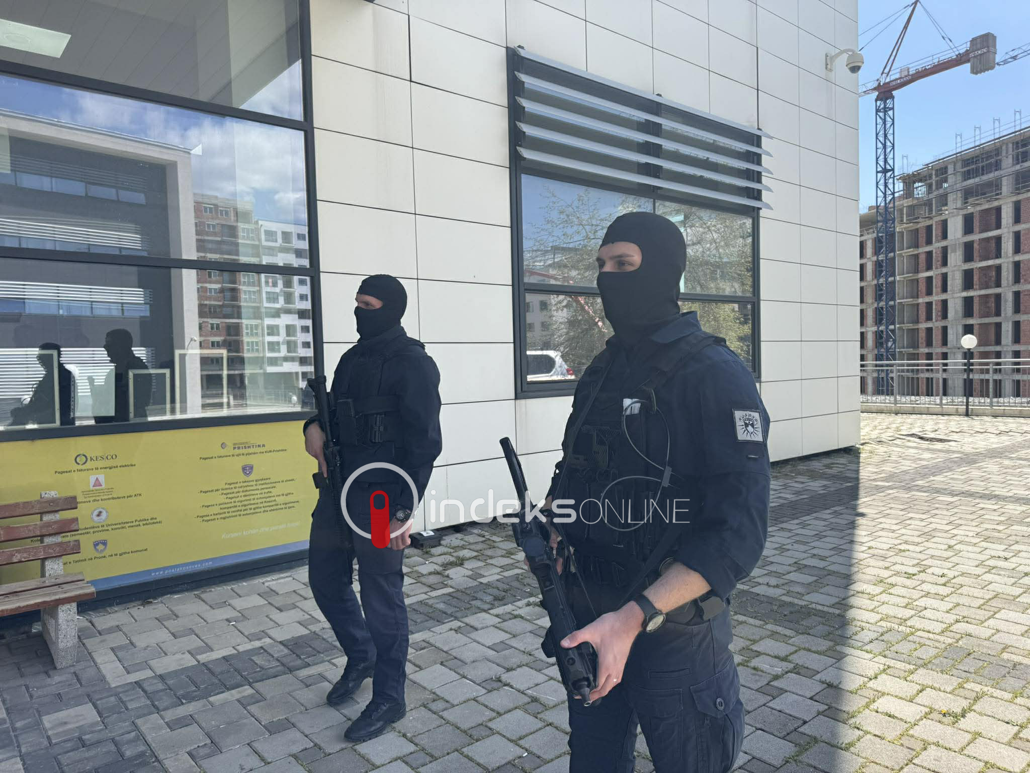 Kontrolli në Bërnjak: Gjetja e sprejit dhe thikës në veturën me targa serbe ndez dyshimet