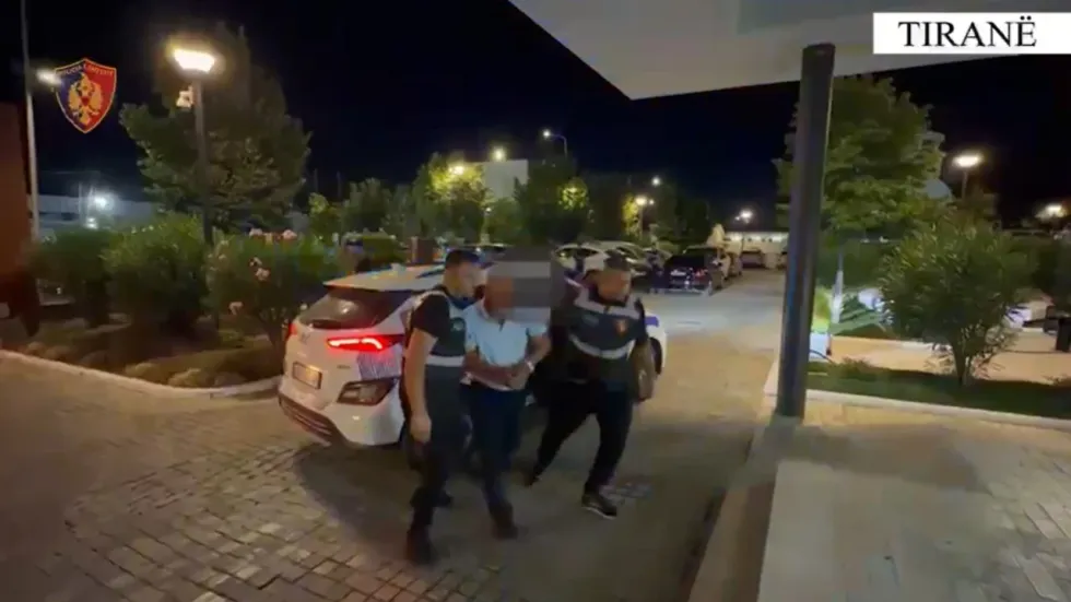 Tre të arrestuar në Tiranë për armëmbajtje pa leje dhe shkelje të masave të sigurisë
