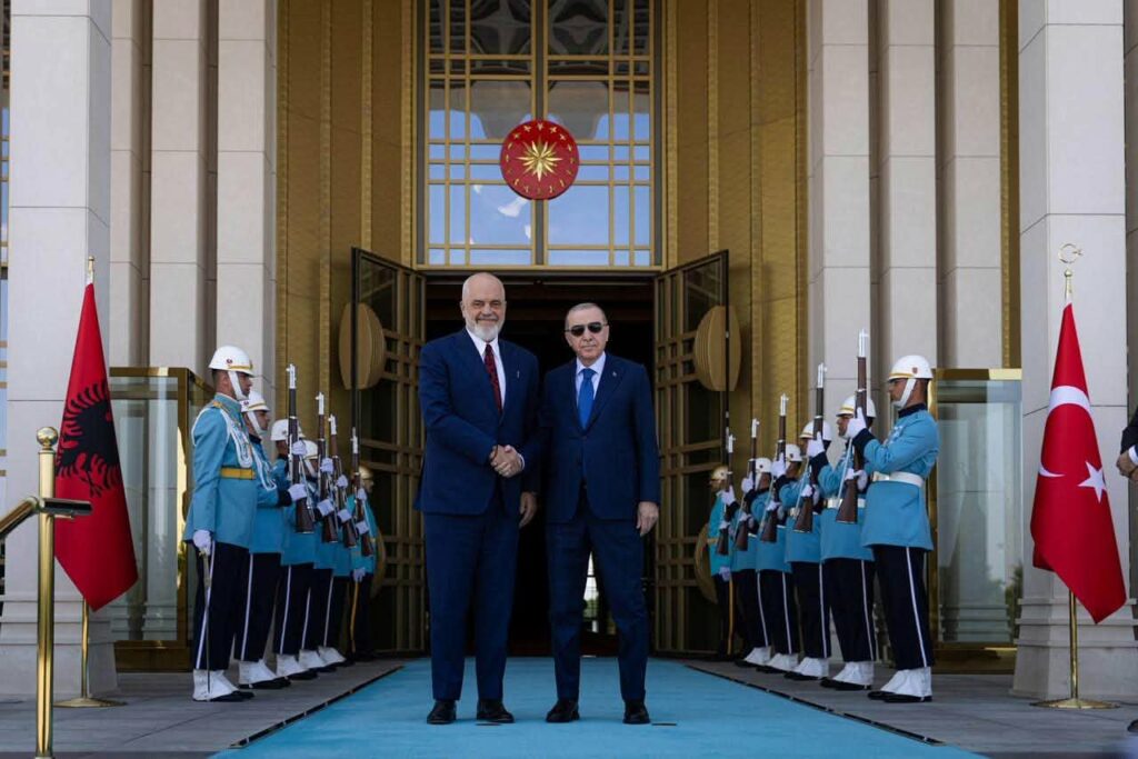 Rama u prit në Pallatin Presidencial në Ankara nga presidenti turk Recep Tayyip Erdoğan.