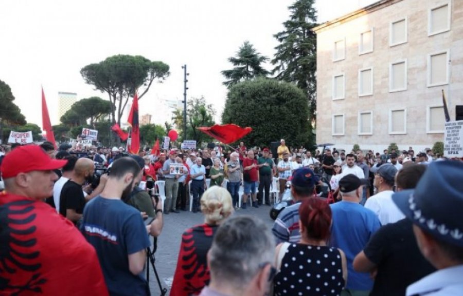 Qytetarët në protestën e 41-të ripërsëritën pesë kërkesat kryesore, duke përfshirë kundërshtimin ndaj investimit në Zvërnec.