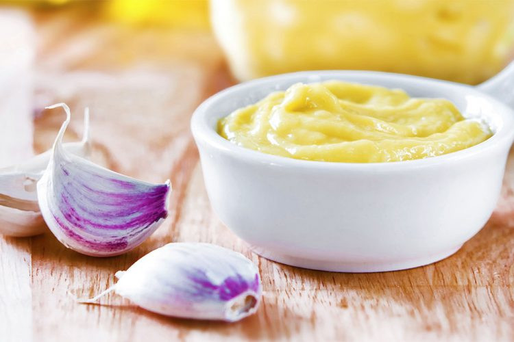 4 Arsyet Shëndetësore për të Rritur Konsumin e Hudhrës në Verë