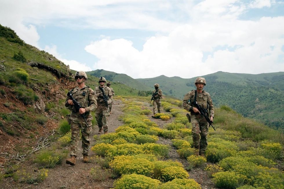 Ushtarët amerikanë të KFOR-it forcojnë sigurinë përgjatë kufijve të Kosovës