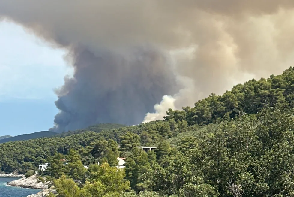 Flakët pushtojnë ishullin kroat Korçula, lufta me zjarrin vazhdon