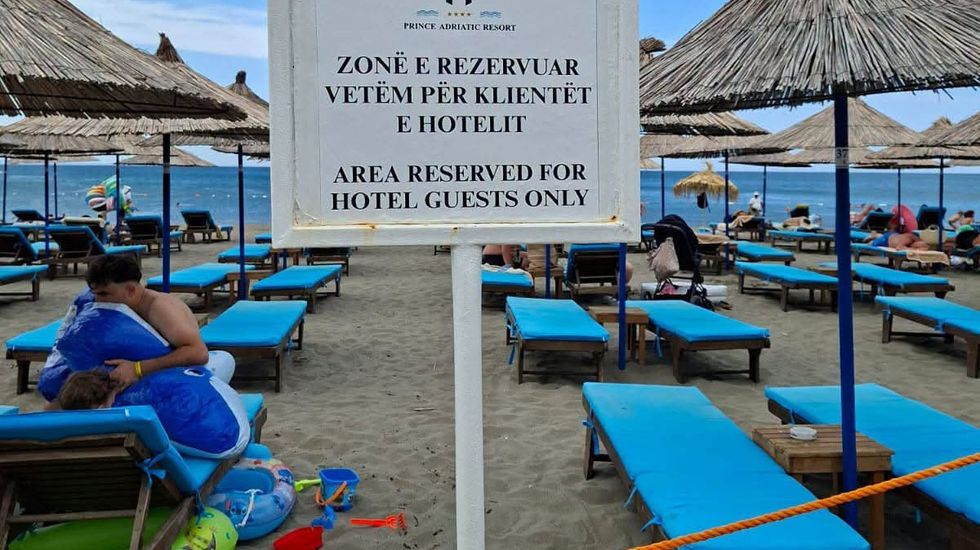 Në disa raste pushuesve u janë kthyer paratë për çmimet e shezlloneve në plazhet e Lezhës pas denoncimeve të bëra.