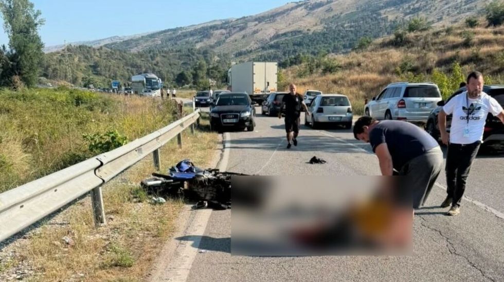 Përplasja dramatike në kthesën e Viroit: Motoçiklisti lufton për këmbën e tij