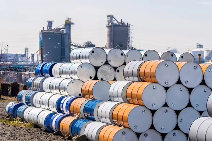 Çmimet e naftës Brent u rritën deri në 80 dollarë për fuçi pas sulmeve të reja ushtarake mes SHBA-së dhe Iranit.