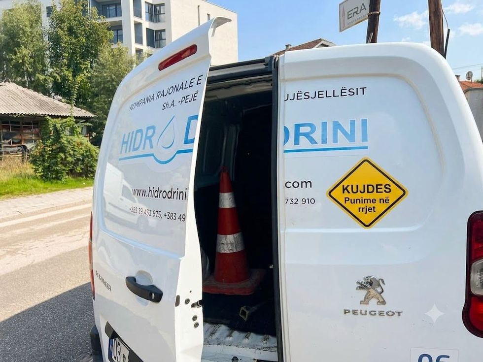 Tetë ndërhyrje urgjente në rrjetin e ujësjellësit në Pejë