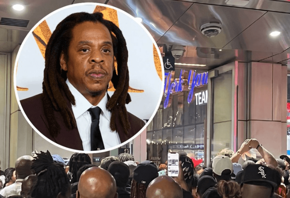 Në koncertin e Jay-Z-së në Yankee Stadium, rreth 10,000 persona humbën ndjenjat dhe kërkuan ndihmë mjekësore gjatë pritjes jashtë stadiumit.