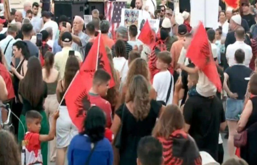 Protesta e 44-të në Tiranë: Qytetarët kërkojnë ndryshime rrënjësore dhe dorëheqjen e qeverisë