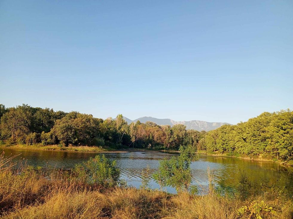 Temperaturat e larta dhe era e fortë sjellin një ditë të nxehtë në Shqipëri