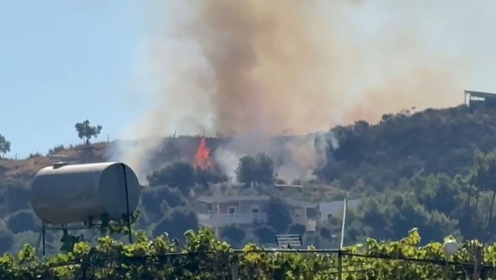 Flakët kërcënojnë lagjen ’15 Tetori’ në Vlorë, zjarrvënie e dyshuar në pyllësirë pranë shtëpive