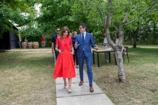 Albulena Haxhiu nderon ambasadorin zviceran në pritjen lamtumirëse