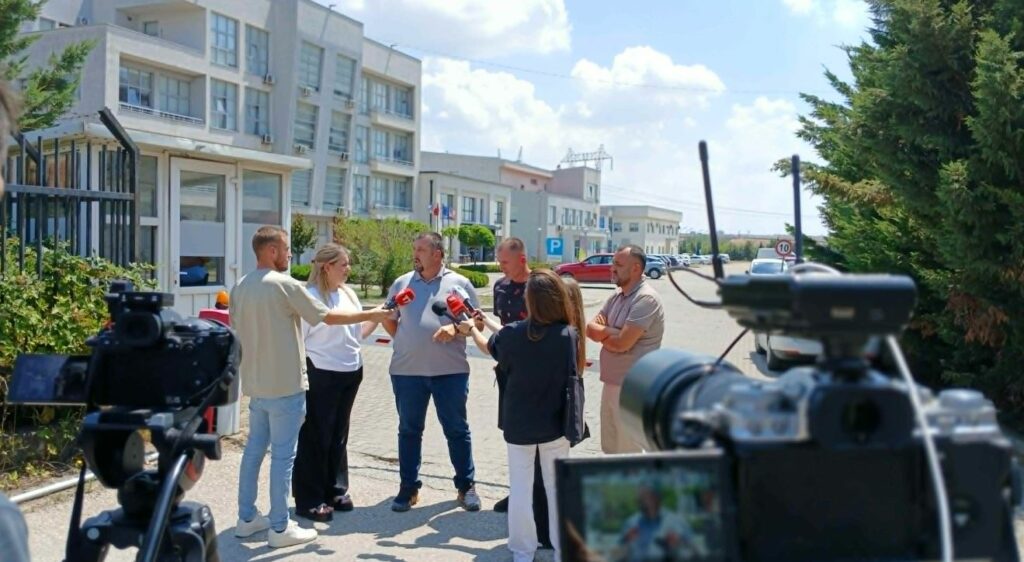 Fermerët dhe kompania “Vita” mbajtën konferencë për media para AUV-së, duke kërkuar publikimin urgjent të rezultateve të analizave të qumështit.