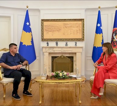 Albulena Haxhiu nderon legjendën e rockut kosovar, grupin “Marigona”