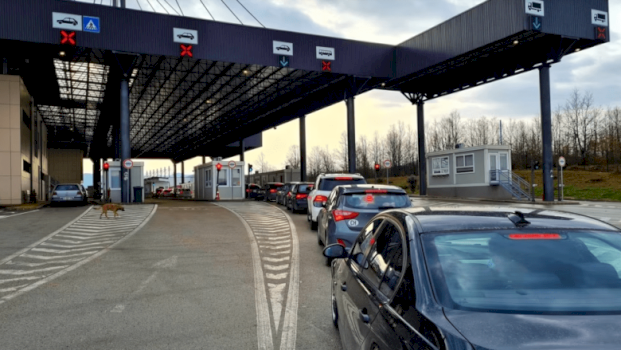 Pritjet në pikën kufitare te Hani i Elezit arrijnë 10 minuta me kolona deri në 150 metra.