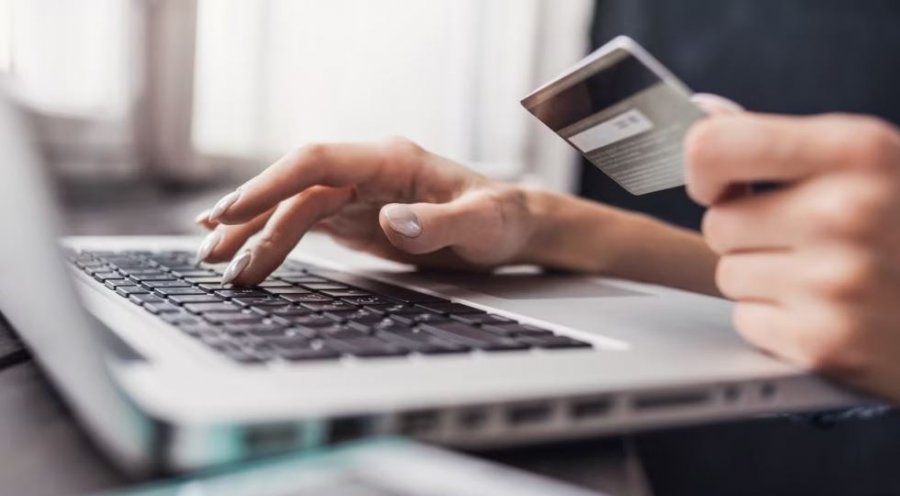 Si funksionon skema e mashtrimeve online që rrezikon llogaritë bankare në Kosovë