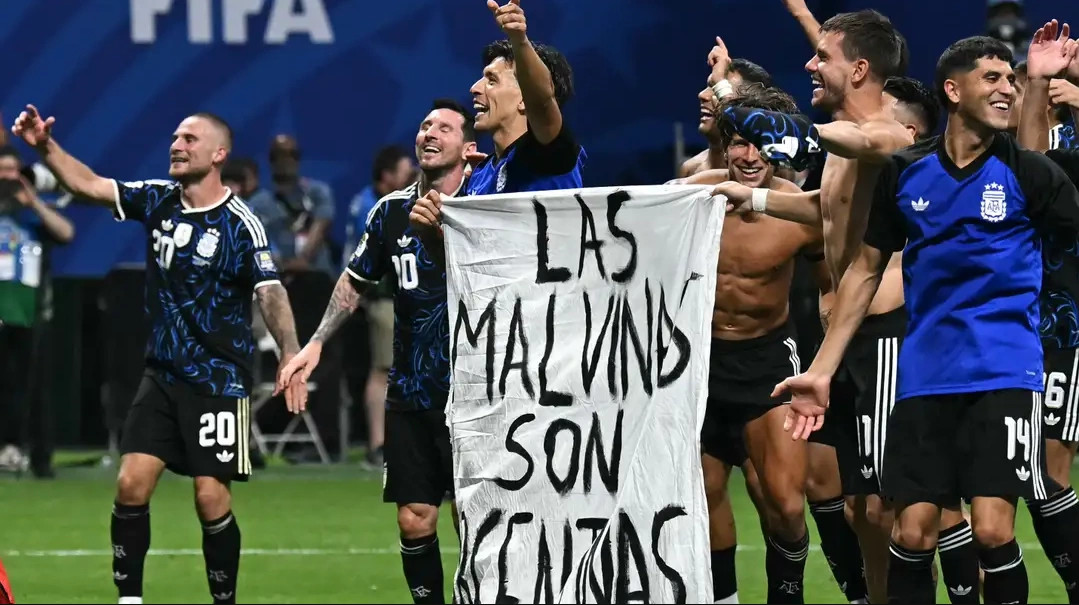 Shtëpia e Bardhë mbështet të drejtën e lirisë së shprehjes së futbollistëve argjentinas për pankartën politike në Kupën e Botës.