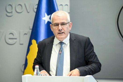 Xhelal Sveçla kërkon izolimin ndërkombëtar të Serbisë derisa Vuçiq të marrë masa ndaj ministres Paunoviç.