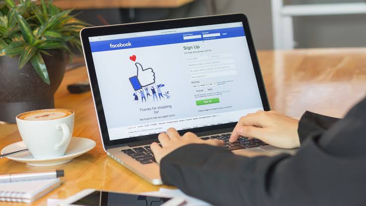 Facebook rikthehet në funksion pas ndërprerjes globale me mbi 3,500 raportime probleme.