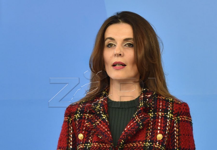 Kosova në izolim, Serbia forcon lidhjet me SHBA-në ndërsa qeverisja kritikohet ashpër