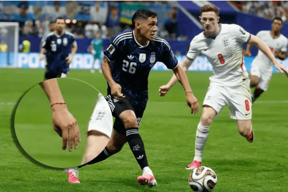 Futbollistët argjentinas Messi, Martínez, Molina, Romero, Lo Celso dhe Rulli mbajnë byzylykë të kuq me shtatë nyje si simbol mbrojtjeje dhe fat në Botërorin 2026.