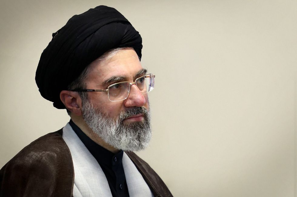Mojtaba Khamenei, udhëheqësi suprem i Iranit, nuk ndodhet më në territorin iranian sipas raportimeve të rrjetit televiziv saudit Al-Hadath.
