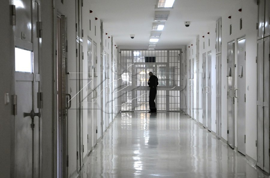 Mungesa e qendrave të paraburgimit në Kosovë dhe shqetësimet për trajtimin e të ndaluarve