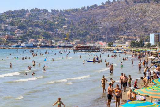Shpëtimi në momentin e fundit i nënës dhe djalit në Shëngjin