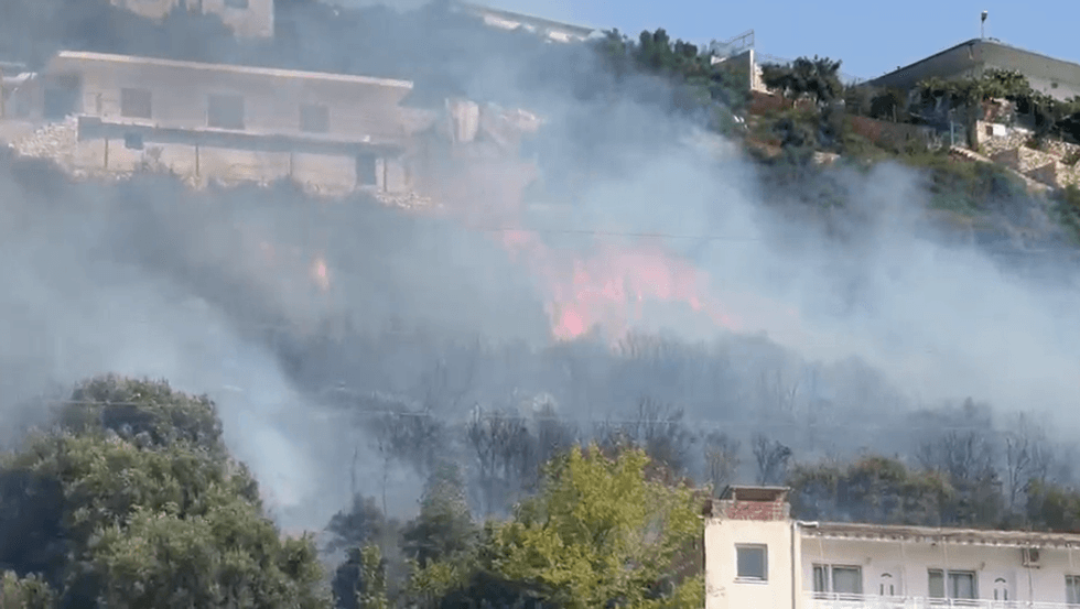 Flakët rrezikojnë banesat pranë tunelit të Vlorës, ndërhyrje emergjente në Ujin e Ftohtë