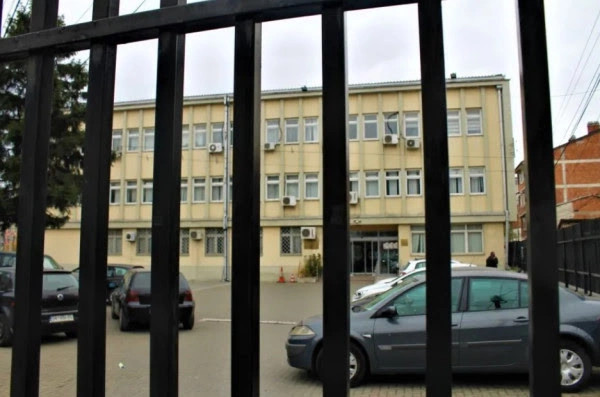 Gjykata në Prizren ka urdhëruar ngritjen e një banese dhe pesë veturave të Sh.H për kompensimin e dëmit nga vjedhja e argjendarisë.