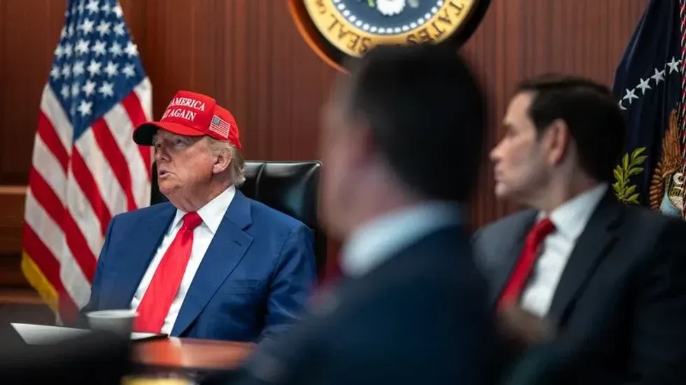 Trump paralajmëron Iranin për hakmarrje shumëfish pas vrasjes së tre ushtarëve amerikanë gjatë fundjavës.