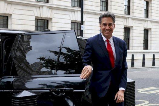 Ed Miliband emërohet Sekretar i Punëve të Jashtme i Mbretërisë së Bashkuar nga kryeministri Andy Burnham.